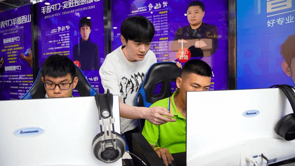 傳遞向上力量！新華電腦學(xué)校《老師來了》7月繼續(xù)開講！