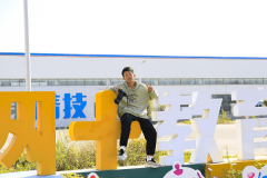 再續(xù)同窗情，來新華描繪精彩未來