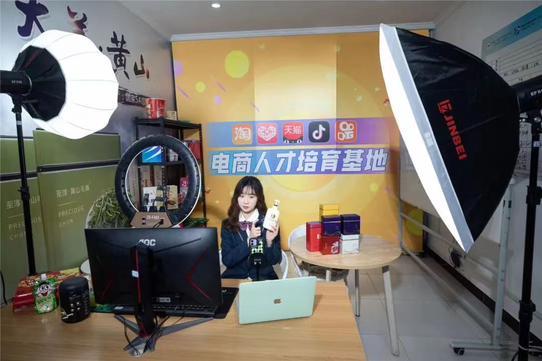 考不上高中 上職業學校學互聯網技術