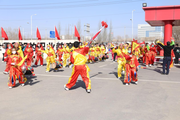 社火表演隊來新華，紅紅火火迎元宵