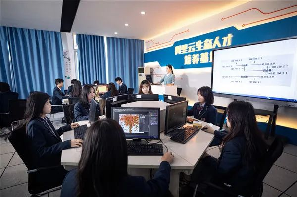 從 “能就業(yè)” 到 “好就業(yè)、就好業(yè)”,蘭州新華的就業(yè)環(huán)境有多好?