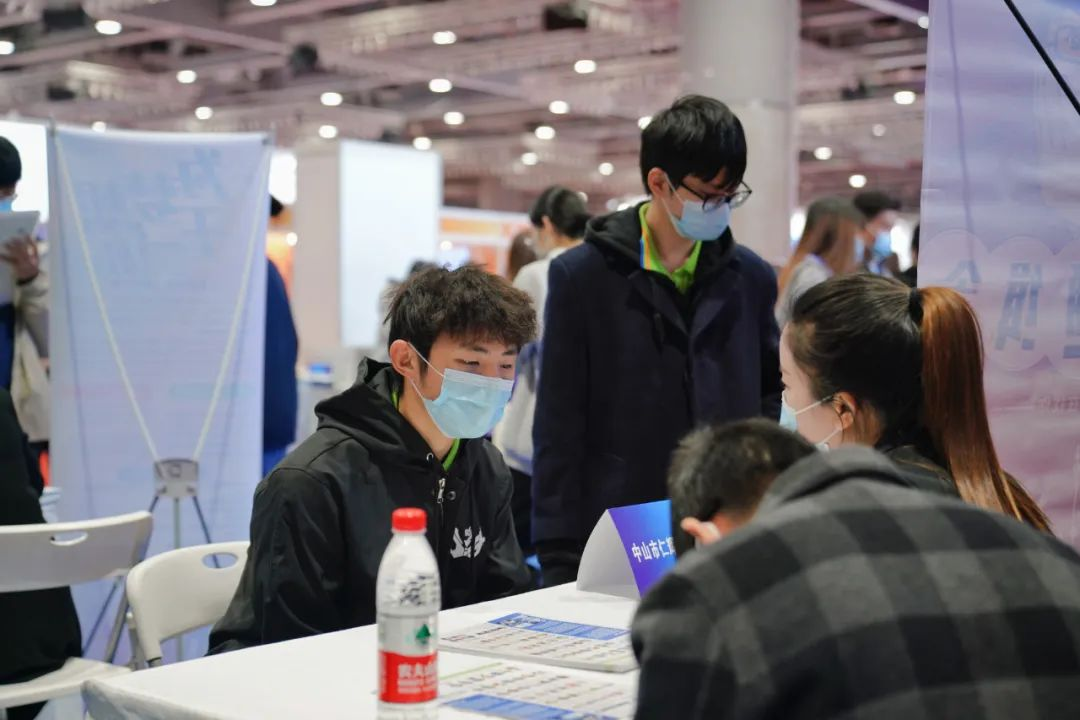 從 “能就業(yè)” 到 “好就業(yè)、就好業(yè)”,蘭州新華的就業(yè)環(huán)境有多好?