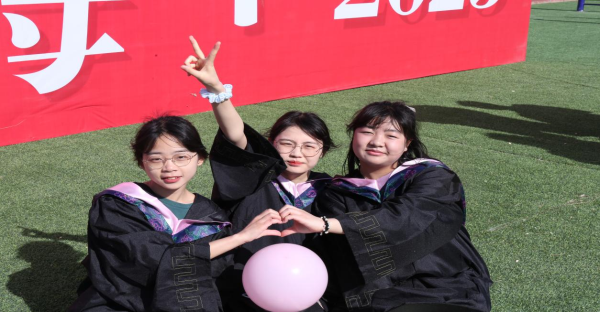 “新”夢啟航 “華”麗綻放 ──職教高考生畢業(yè)典禮